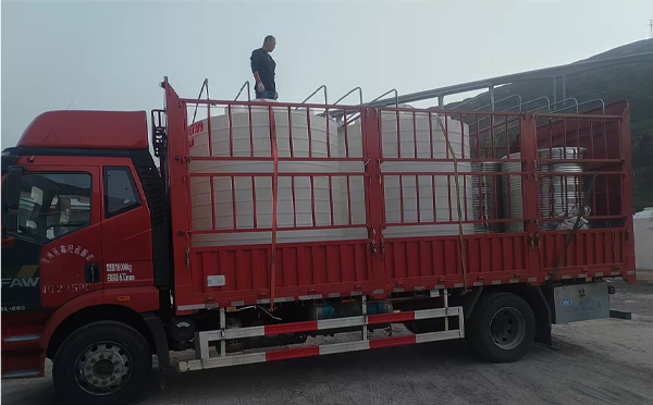 长城区立式运输桶安排发货现场